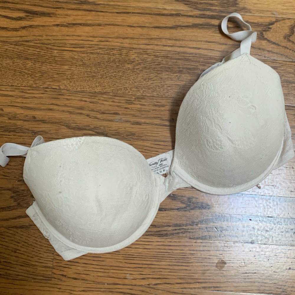 Vanity Fair lace underwire bra (like new)